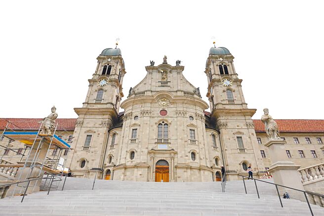 瑞士艾因西德伦修道院是中世纪最大的天主教朝圣之地。（邓予立提供）