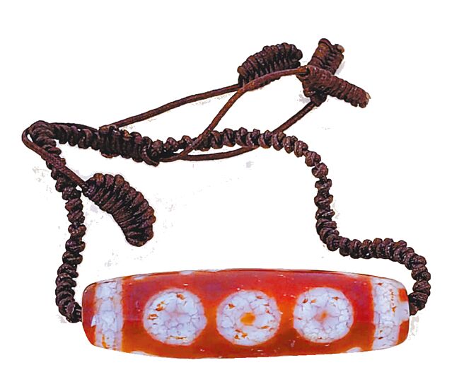 西藏带眼天珠十分珍稀，也是到访西藏可以珍藏的藏品。（邓予立提供）