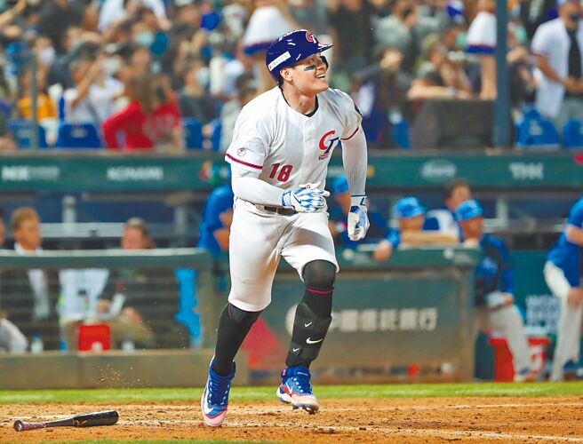 張育成在6局下敲出2分炮追平比數。（鄭任南攝）