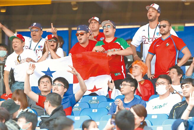 巴拿马与古巴之战在上班日白天涌入7000多名观眾，除了巴拿马球迷，台湾民眾也相当捧场。（郑任南摄）