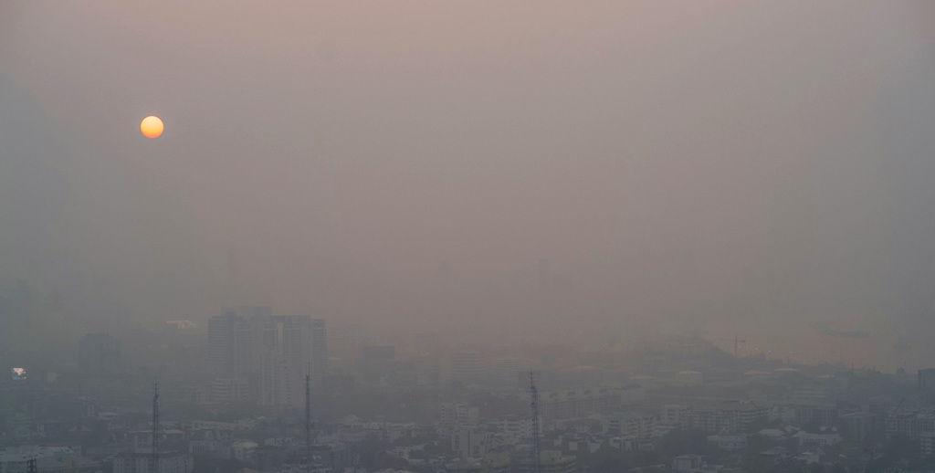 泰国曼谷近期空污严重，图为7日曼谷被黄褐色有害雾霾笼罩，看不出曼谷原貌。（图／路透社）(photo:ChinaTimes)