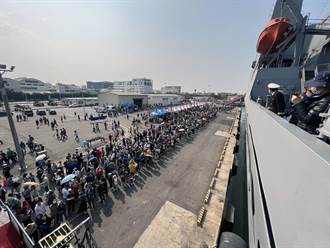 海軍敦睦支隊抵安平港大受歡迎 參觀人車潮排到港外