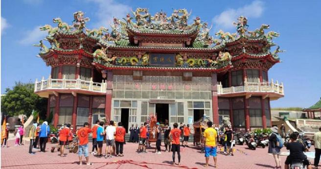 澎湖西屿合界村威扬宫，近来传出庙内近百年歷史的神桌遭人掉包，赶紧向警方报案，村民都希望能尽速追回失物，合界出身的立法委员杨曜相当关切此事。（图／取自立法委员杨曜脸书）