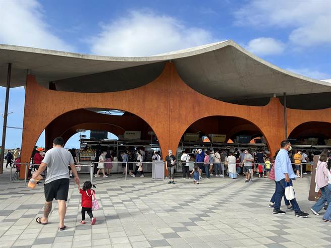 新竹市南寮地区波光市集，每到假日吸引不少游客观光，近日有网友抱怨，汽车违停情况严重。（王惠慧摄）