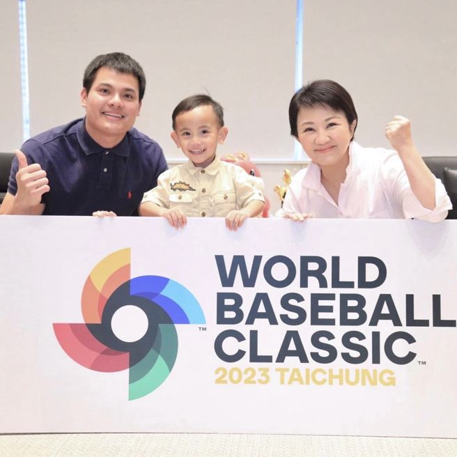 台中市長盧秀燕(左)提到，張育(右)成上個月從美國回來，還特地帶著兒子到市府找她聊天。(圖取自盧秀燕臉書)