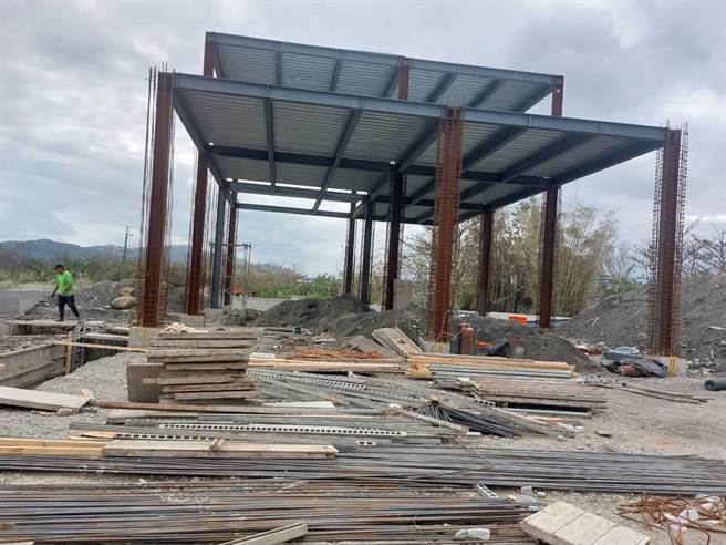 近日有业者预计在花莲县吉安乡仁安村海滨段附近设置养鸡场与屠宰场，村民忧心村庄位在低洼地区且无排水沟，大量污水恐影响生活品质，成立自救会，要求县府辅导业者撤离，不愿成卜蜂事件翻版。（反对海滨段设立养鸡屠宰场自救会提供／罗亦晽花莲传真）