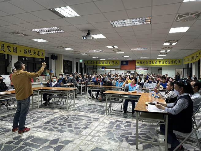 有业者预计在花莲县吉安乡仁安村海滨段附近设置养鸡场与屠宰场，村民忧心生活品质将受影响，11日晚间正式成立自救会，要求县府辅导业者撤离。（罗亦晽摄）