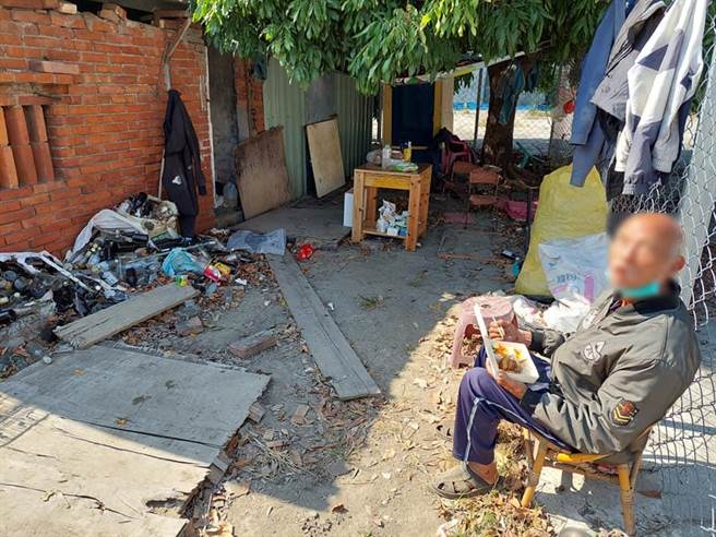 高雄梓官区黄姓老翁家境清苦，梓和里里长姜志豪到场关心。（里长姜志豪提供／林瑞益高雄传真）