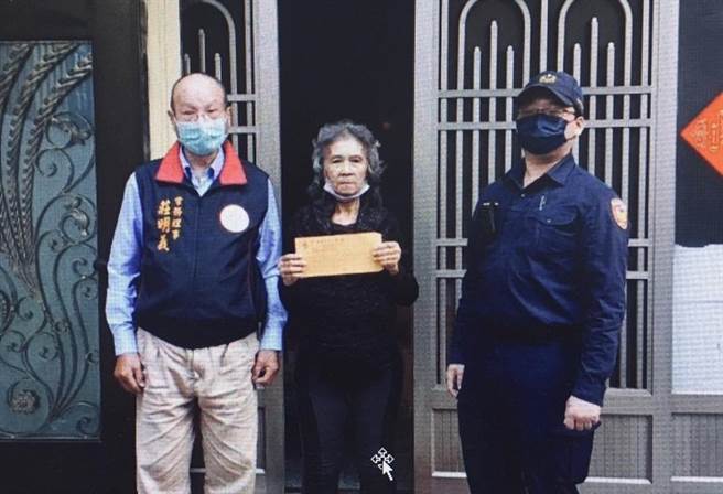高雄市梓官区70岁林郭姓妇人家境清苦，育有二子，其中一子因意外而残疾，警方联络社福团体到场关心。（民眾提供／林瑞益高雄传真）