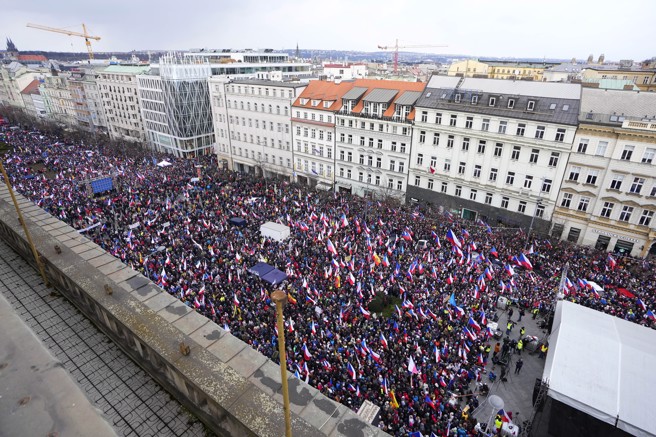 数以千计民眾天走上捷克首都布拉格街头。（图／美联社）