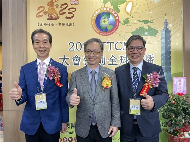 衛福部長薛瑞元（中）今天宣布，延長清冠一號緊急授權使用效期到113年6月。鄭郁蓁攝影