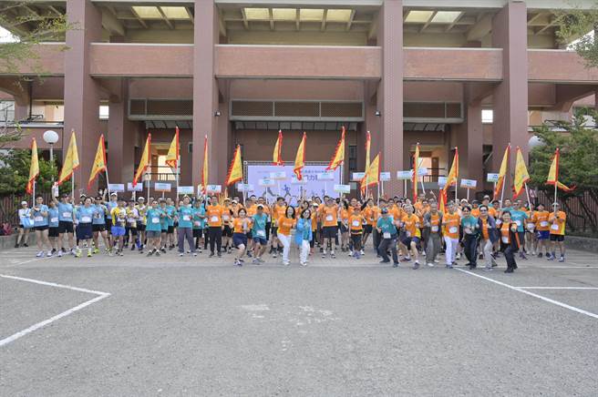 高雄长庚医院12日于国立中山大学校园举办21公里的「第一届高长中山联合半程马拉松接力赛」。（杨舒婷摄）