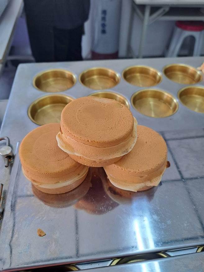 中華隊經典賽連勝，萬丹業者爽發千份紅豆餅。(摘自萬丹鄉交流地)