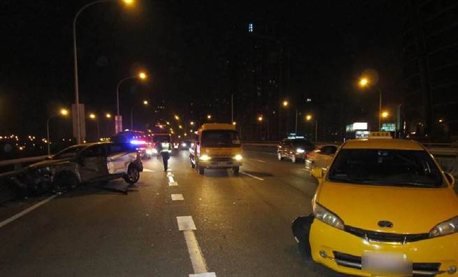 台74線深夜發生3連撞車禍，計程車運將先撞上特斯拉後，又撞上另一輛轎車。(民眾提供)