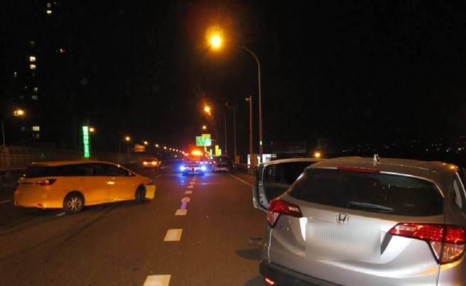 台74線深夜發生3連撞車禍，計程車運將先撞上特斯拉後，又撞上另一輛轎車。(民眾提供)