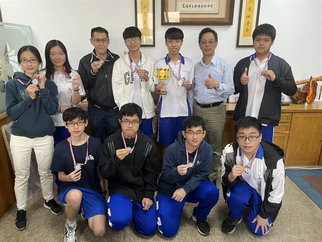 瑞祥高中「机器人研究社」首次参赛，就凭着初生之犊不畏虎的精神，一路完成7场赛程，让这群机器人菜鸟受到评审青睐，夺下最佳激励奖。（高市教育局提供／杨舒婷高雄传真）