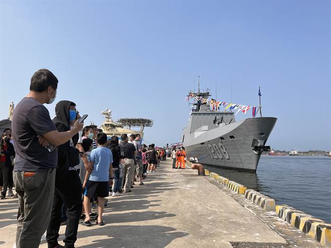 睽违3年的海军敦睦远航训练支队环台航训抵达台南安平港，吸引大批民眾远从全台各地前来排队参观。（洪荣志摄）