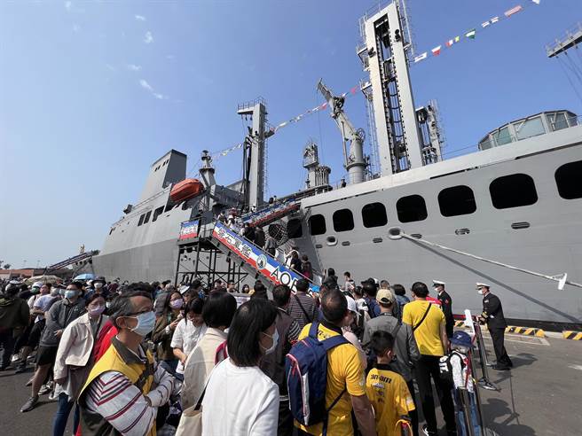 睽违3年的海军敦睦远航训练支队环台航训抵达台南安平港，吸引大批民眾远从全台各地前来排队参观。（洪荣志摄）