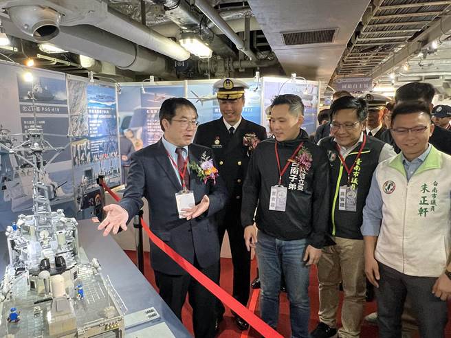 台南市长黄伟哲在海军左营后勤支援指挥部指挥官高志雄、敦睦远航训练支队长朱惠民等人的陪同下登舰参观。（洪荣志摄）