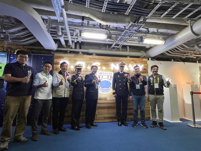 台南市长黄伟哲在海军左营后勤支援指挥部指挥官高志雄、敦睦远航训练支队长朱惠民等人的陪同下登舰参观。（洪荣志摄）