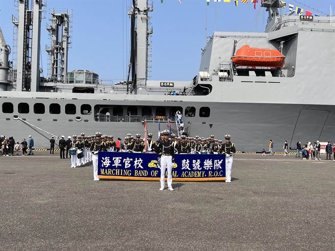 海军敦睦远航训练支队环台航训在台南安平港开放参观时，还安排海军官校鼓号乐队等精彩表演。（洪荣志摄）