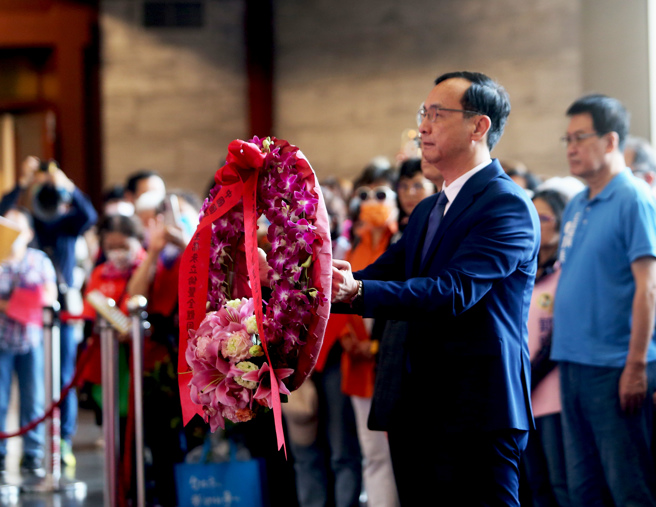 党主席朱立伦（前右）12日出席国民党总理孙文逝世98周年纪念日献花活动后表示，现做的每一件事，如「亲美、友日、和陆」，都是做球给主要的候选人，现在正徵询前辈、县市长、立院党团等，凝聚共识，绝对不能拖，会在最适当时程提出最强候选人。 (陈怡诚摄)