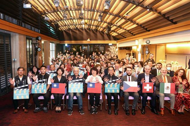 《嘉义国际艺术纪录影展》今年迈入第十周年，累积成果丰硕。嘉义市长黄敏惠（中）、艺术总监黄明川（右5）11晚与国内外嘉宾齐聚一堂开幕，欢庆10周年。（邓博仁摄）