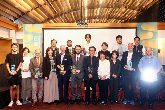 《嘉义国际艺术纪录影展》今年迈入第十周年，累积成果丰硕。嘉义市长黄敏惠（右4）、艺术总监黄明川（右5）11晚与国内外嘉宾齐聚一堂开幕。（邓博仁摄）