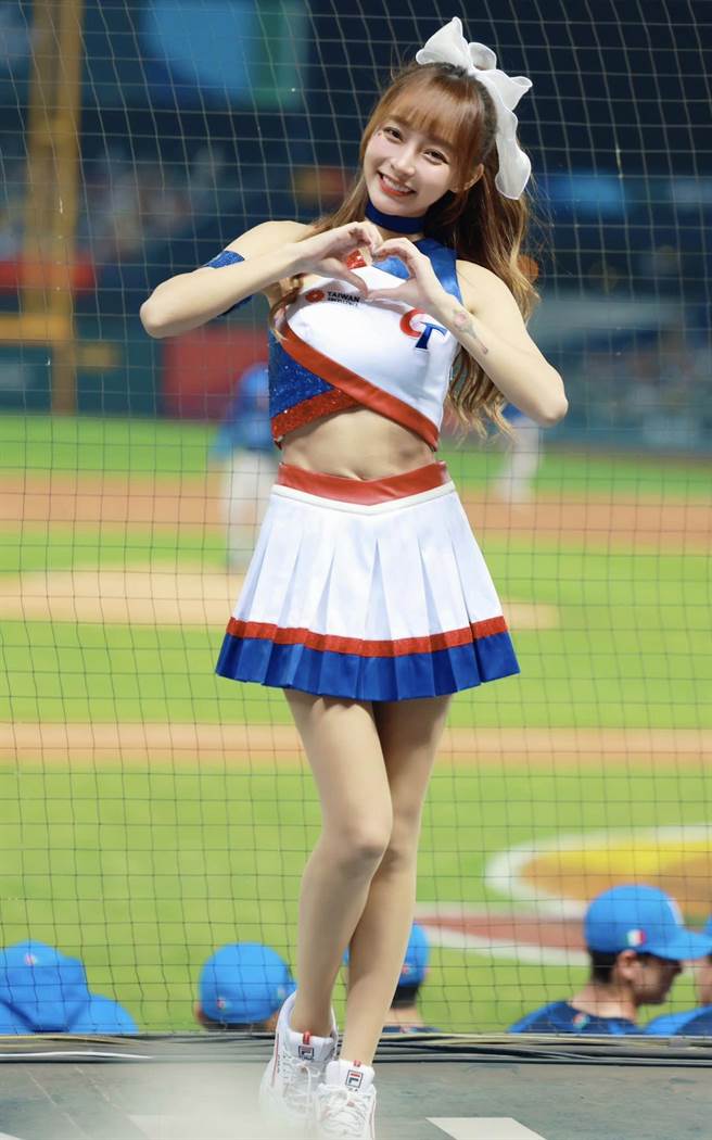 啦啦队女神林襄近来人气相当火红，还登上日媒版面，让日本网友喊要为台湾队加油，这样才能在东京亲眼目睹台湾啦啦队的光彩。（取自林襄脸书）