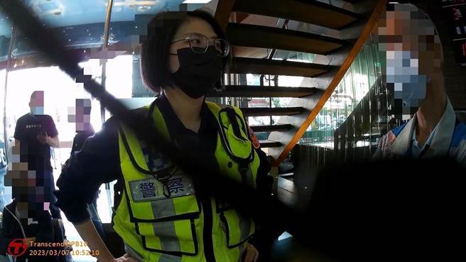 2名员警及行员苦劝老翁。（翻摄照片／高雄洪靖宜传真）