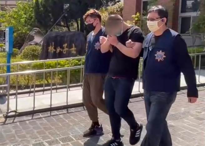 黄姓男子帮助诈团提领赃款遭警逮捕。（翻摄画面）