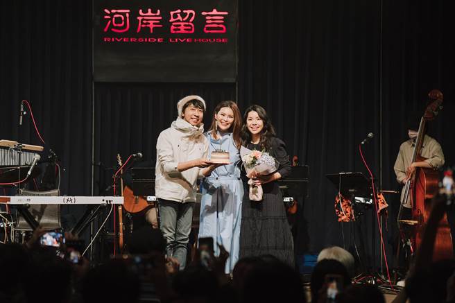 深白色二人组昨晚演唱会，为嘉宾周蕙庆生。(深白色工作室提供)