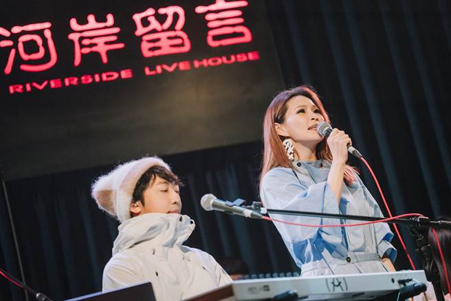 深白色二人组昨晚演唱会，邀请周蕙担任嘉宾。(深白色工作室提供)