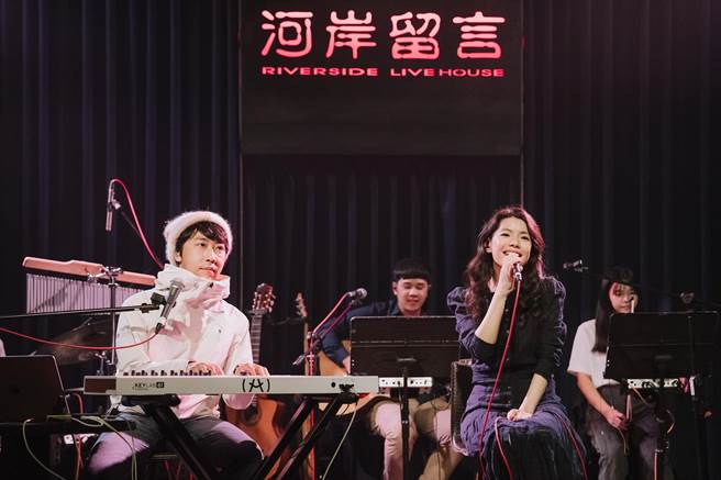 深白色二人组昨晚在西门町大河岸举行「回忆逆火新歌演唱会」。(深白色工作室提供)