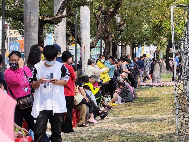 WBC中華隊氣走義大利、棒打荷蘭，今天力拼古巴力拼第三勝，上午彰化縣政府前廣場湧入將近1500名球迷。（吳建輝攝）