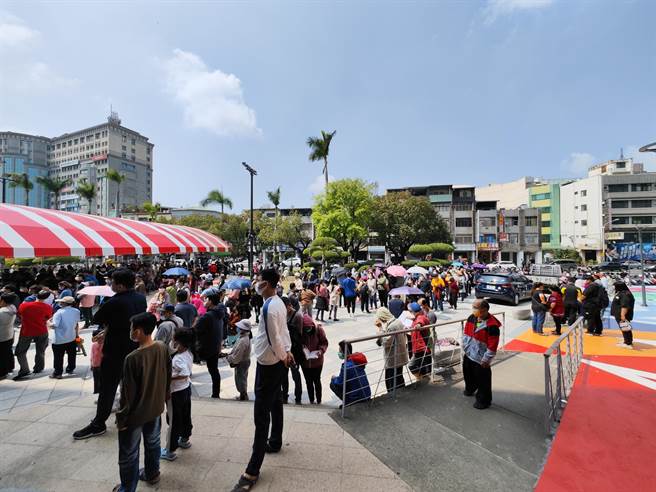 一早不到8點就有民眾頂著烈日到縣府前廣場排隊。（吳建輝攝）