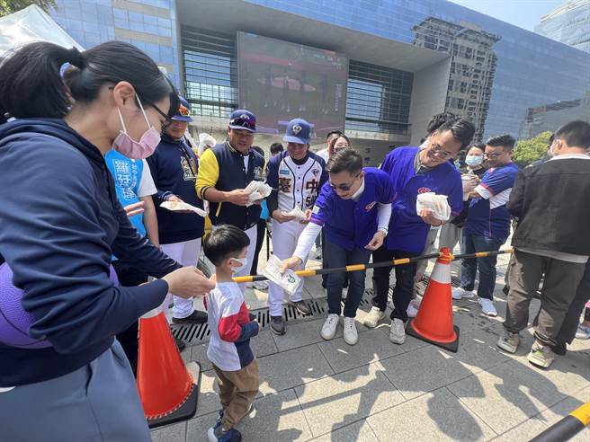 立委江启臣今天中午在台中市府前广场发鸡排，许多民眾排队。(林欣仪摄)