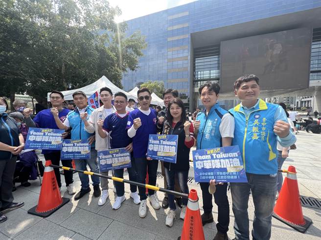 立委江启臣及多名蓝营市议员，今天中午在台中市府前广场发鸡排，许多民眾排队。(林欣仪摄)