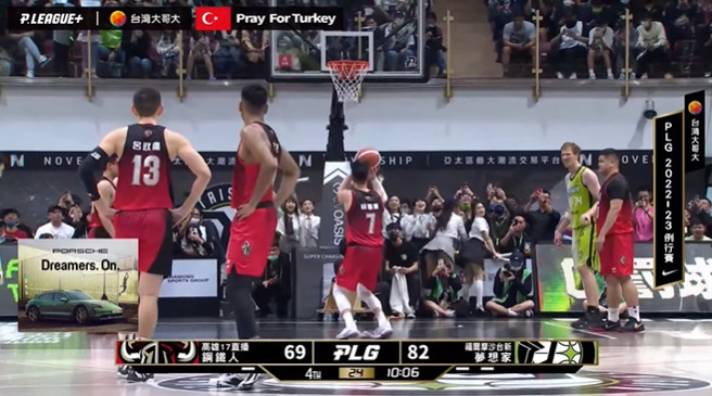 Formosa Sexy在上月干扰林书豪罚球时，尺度过大引发争议。（图/Youtube P.LEAGUE）