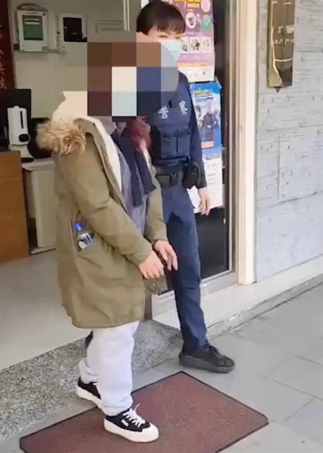 酒醉女子辱骂员警遭法办。（翻摄画面）