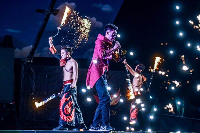 2023年「紙風車台灣卡車藝術工程」開跑，今年演出陣容包括法國明日馬戲節得獎者蔡宏毅、全國火舞比賽冠軍郭彥甫所帶領的「即將成真火舞團」，以及首次加入的「雷昇傳藝劇團」，推出結合火舞、特技、鼓陣等不同型態的演出，11日於台北市信義國小熱鬧開演。（紙風車文教基金會提供）