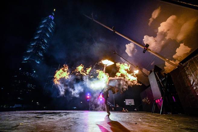 2023年「紙風車台灣卡車藝術工程」開跑，圖為今年演出者之一、法國明日馬戲節得獎者蔡宏毅。（紙風車文教基金會提供）