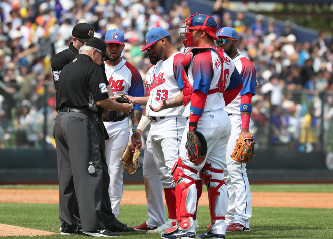 古巴隊先發投手雷法（Elián Leyva）遭檢查是否使用外部物質。（資料照，鄭任南攝）