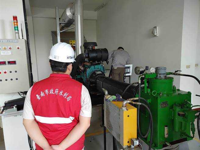 台南市政府水利局人员至抽水站确认岁修保养情形。（台南市政府水利局提供／张毓翎台南传真）