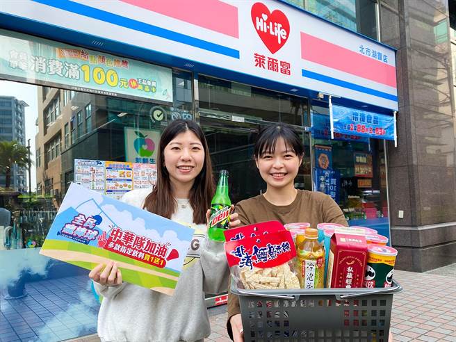 莱尔富14日前多项零嘴饮品买一送一、黑雷神浪漫草莓巧克力风味饼乾等第2件只要1元。（莱尔富提供）