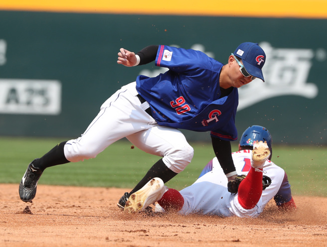 中华队在与古巴之战赛中做出守备异动，让原本的游击手江坤宇与二垒手郑宗哲互换守位。（郑任南摄）