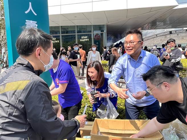 台北市议员徐弘庭、张斯纲、柳采葳发550杯珍奶。（杨亚璇摄）