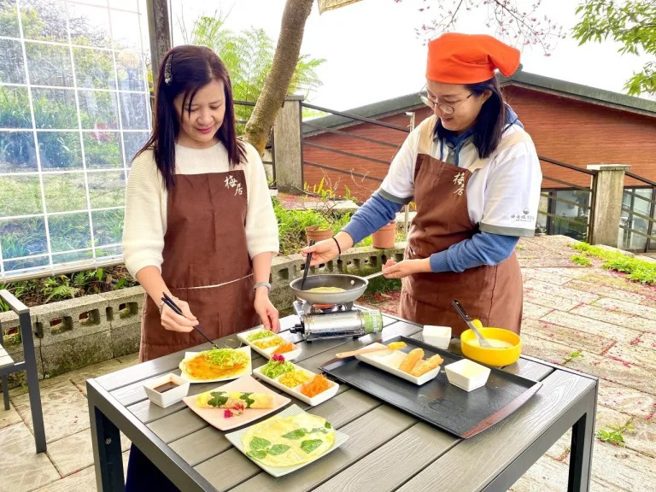 梅居食農之旅推出的食農好玩卷－野菜體驗，包含導覽解說、採摘野菜、製作野菜小盆摘體驗和自製野菜卷，五感神經都滿足。（圖／行遍天下提供）