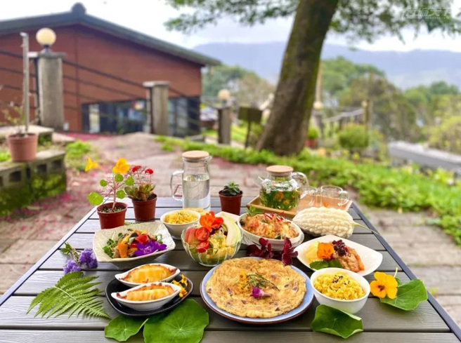 和在地小農合作，落實從產地到餐桌、減少碳足跡的蔬食廚房，由主廚研發各種地產地銷的創意料理。（圖／行遍天下提供）