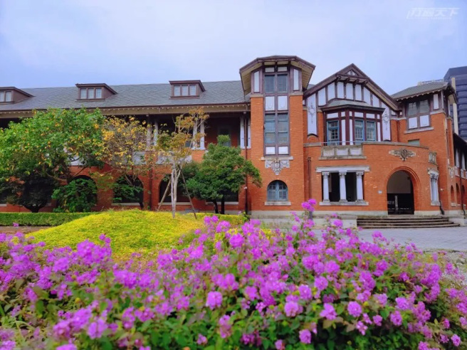 國立臺灣博物館鐵道部園區的古典優雅老建築成為熱門打卡景點。（圖／行遍天下提供）